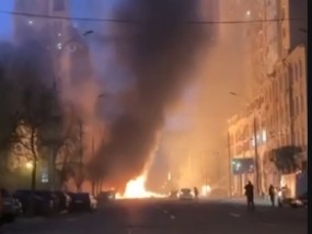 乌克兰突发！基辅市内爆炸声不断，导弹碎片坠落致车辆起火！乌军署激光武器，指挥官透露重要信息......